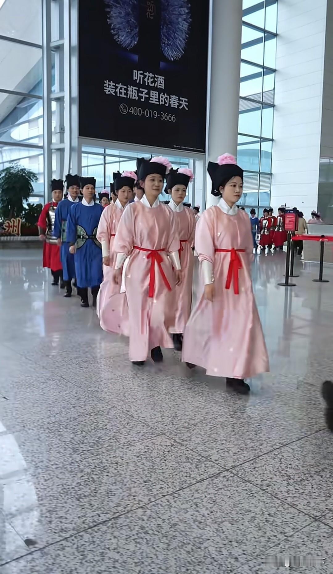 广东这波上大分，2月2日，广州白云机场的工作人员统一换上了宋制汉服执勤，宋服寓意