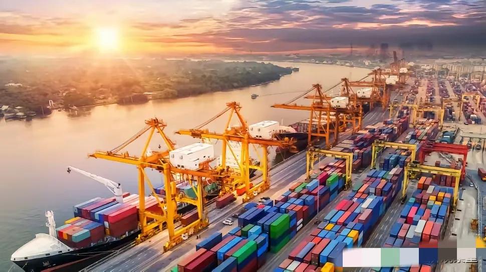 中国实现贸易顺差1万亿美元的底层逻辑是这样的：1.顺差1万亿美元，意味着中国