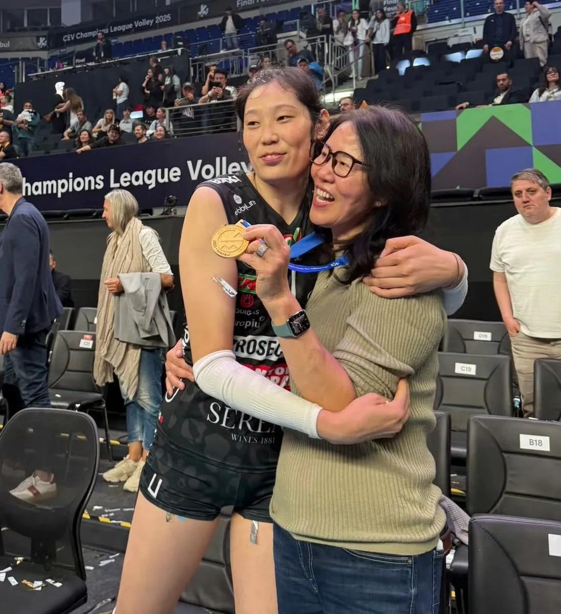 中国女排出征世界女排联赛前夕，昔日男排大将郑亮挺身而出，揭秘中国女排缘何兵败东京