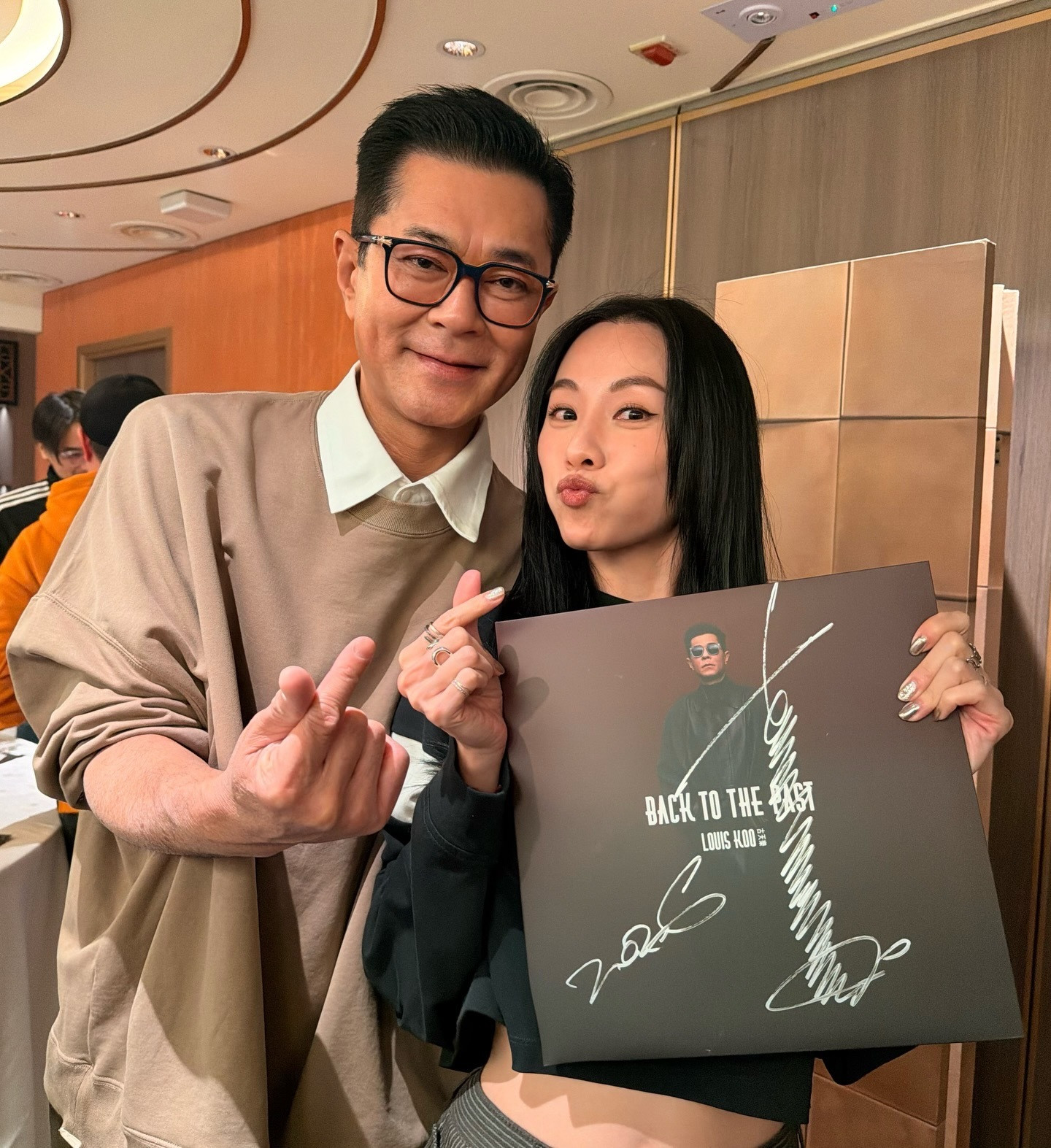 邓丽欣晒与古天乐合照买到了古天乐的黑胶唱片