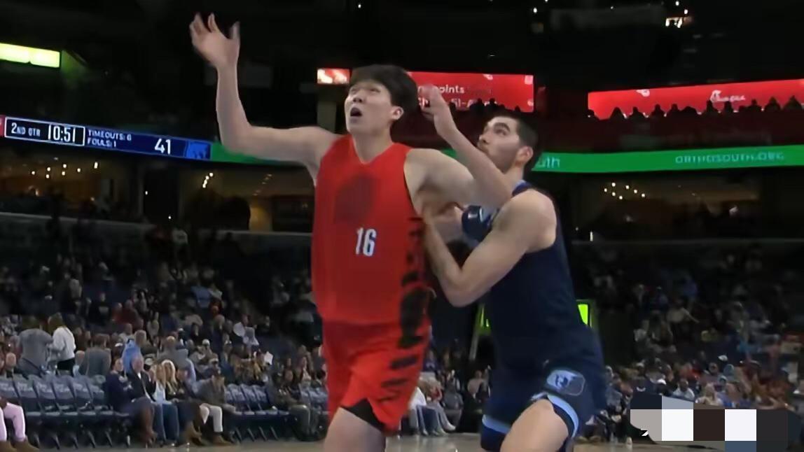 对阵灰熊，开拓者让杨翰森第一次首发了。出场15分钟，4分4板2助攻，投篮命中40