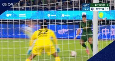 托利奇带球杀入禁区，三镇队长贺惯无奈放铲被判极刑，比赛进行到第75分钟，浙江队