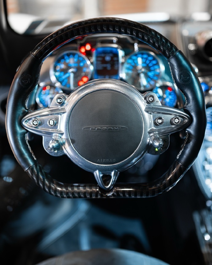 帕加尼Huayra，匠心打造的流动雕塑。素雅白车身搭配黑色碳纤维组件，周身蕴藏