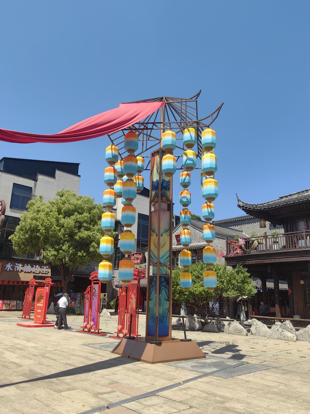 今天盘面特点，明天大盘预判。今天沪深两市先抑后扬，上证指数收盘上涨4.