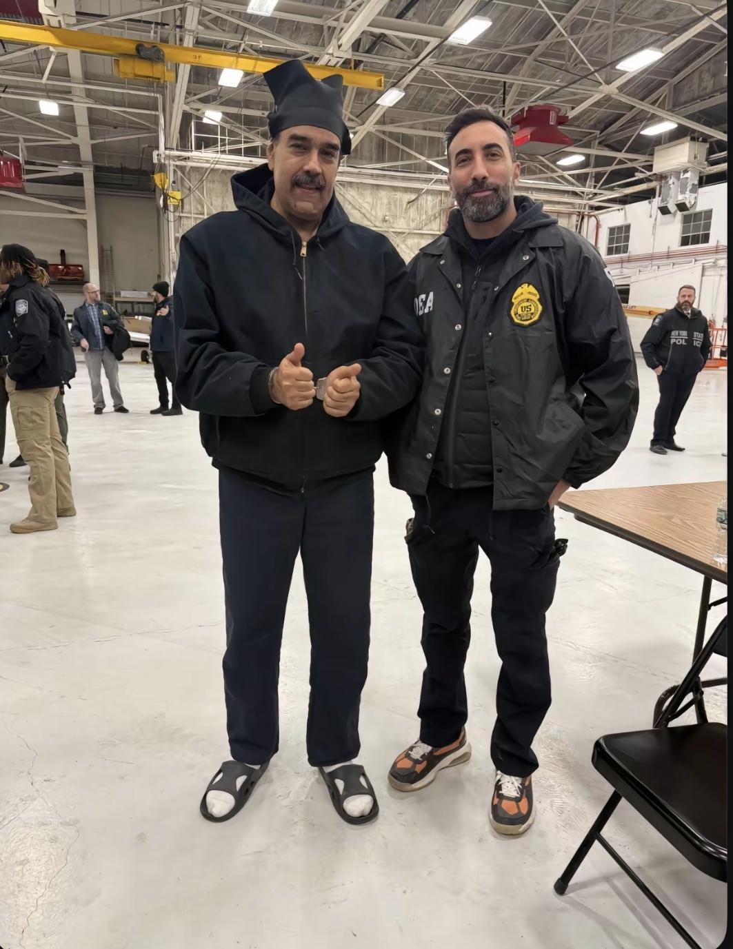 全世界都被马杜罗的好心态给震惊了！马杜罗在镜头面前举大拇指！这已经是马杜罗换