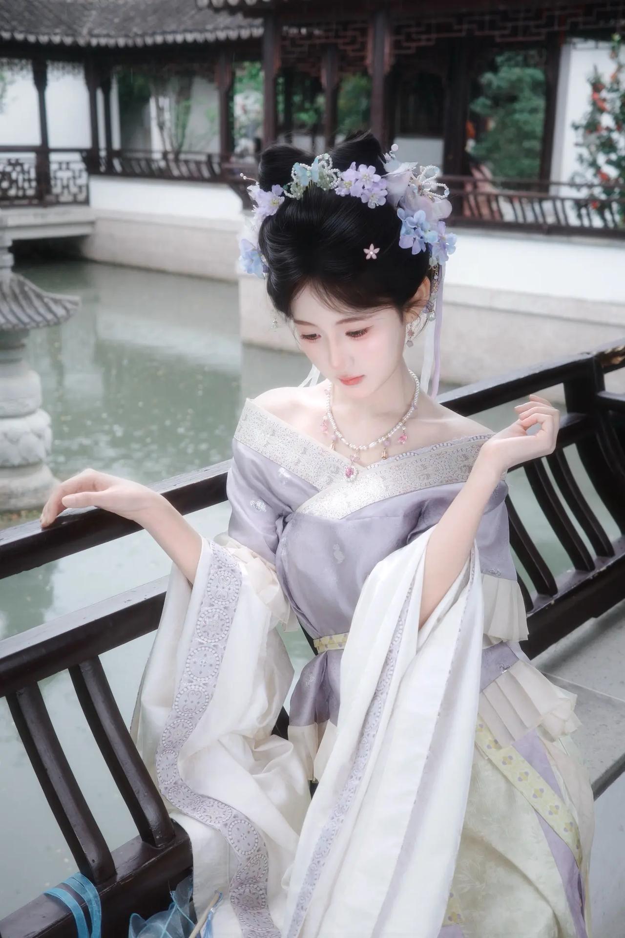 紫色系汉服yyds！这组园林写真也太仙了吧，仿佛穿越回古代的大小姐！