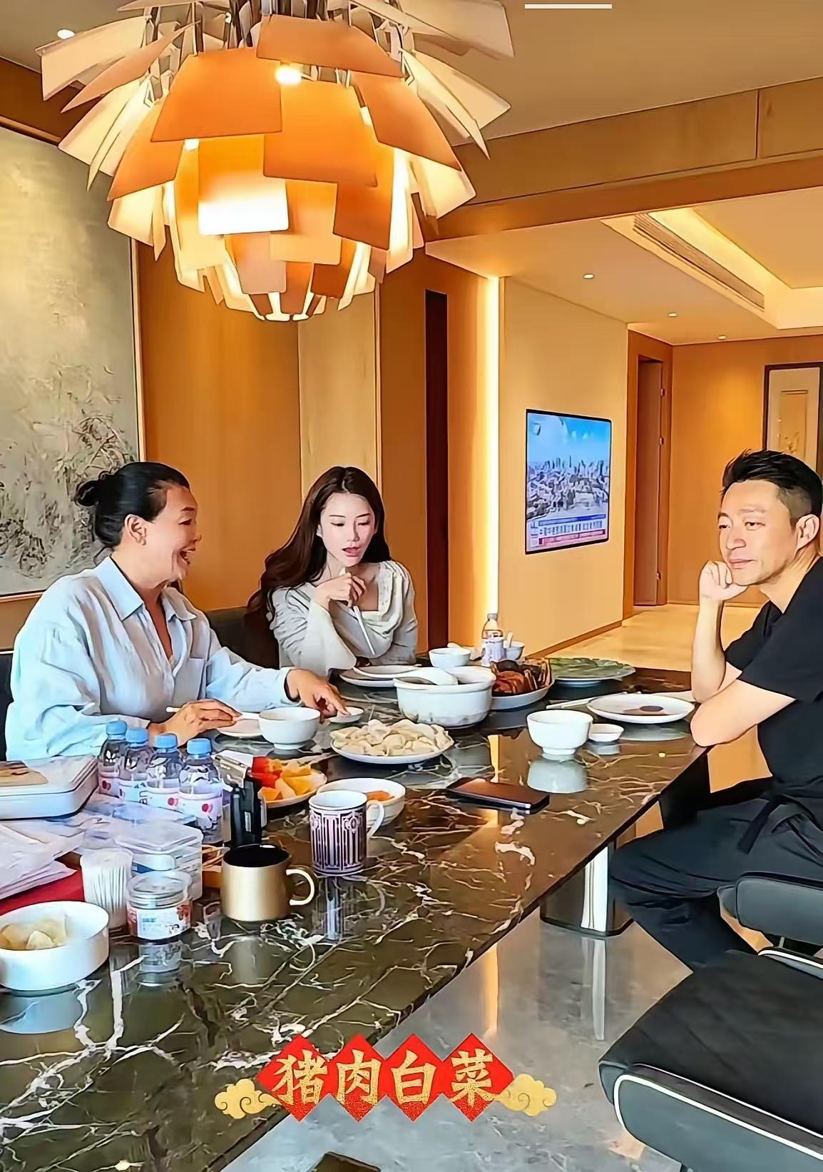 汪小菲那副样子，又摆出来了。二世祖一般都是这样，对对他掏心掏肺的长辈不耐烦，对拿