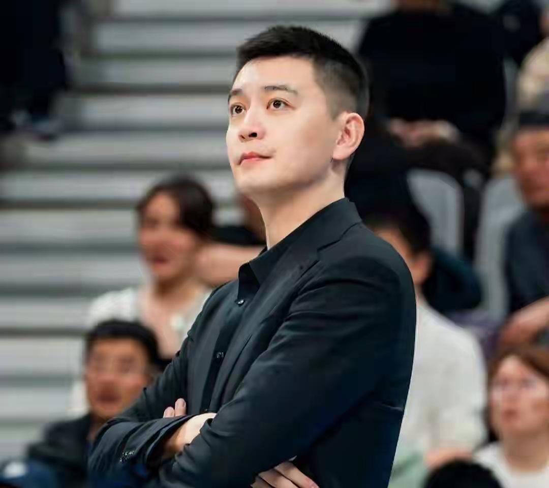 赵继伟真没有郭艾伦的担当和最后时刻敢打的能力，面对青岛男篮最后一球篮下都空了不敢