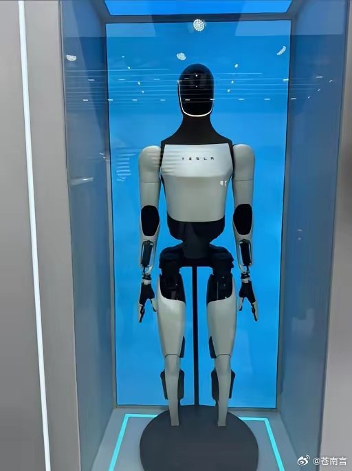 特斯拉第三代机器人亮相在2026年AWE科技展上，特斯拉把两款重磅产品直接摆上了