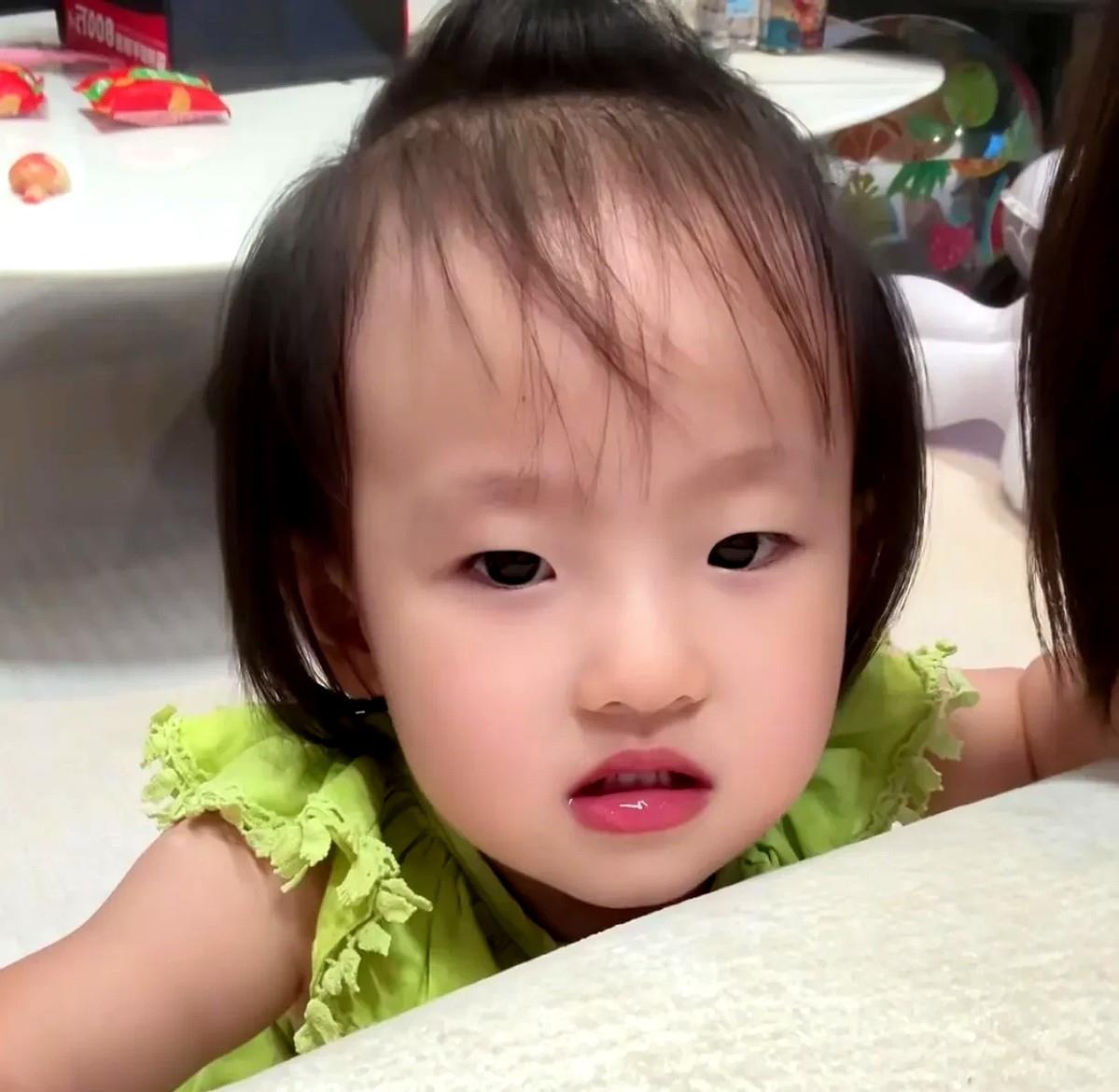 黄一鸣说两岁女儿闪闪是王思聪的，王思聪立马不说话了。不承认，不否认，连句