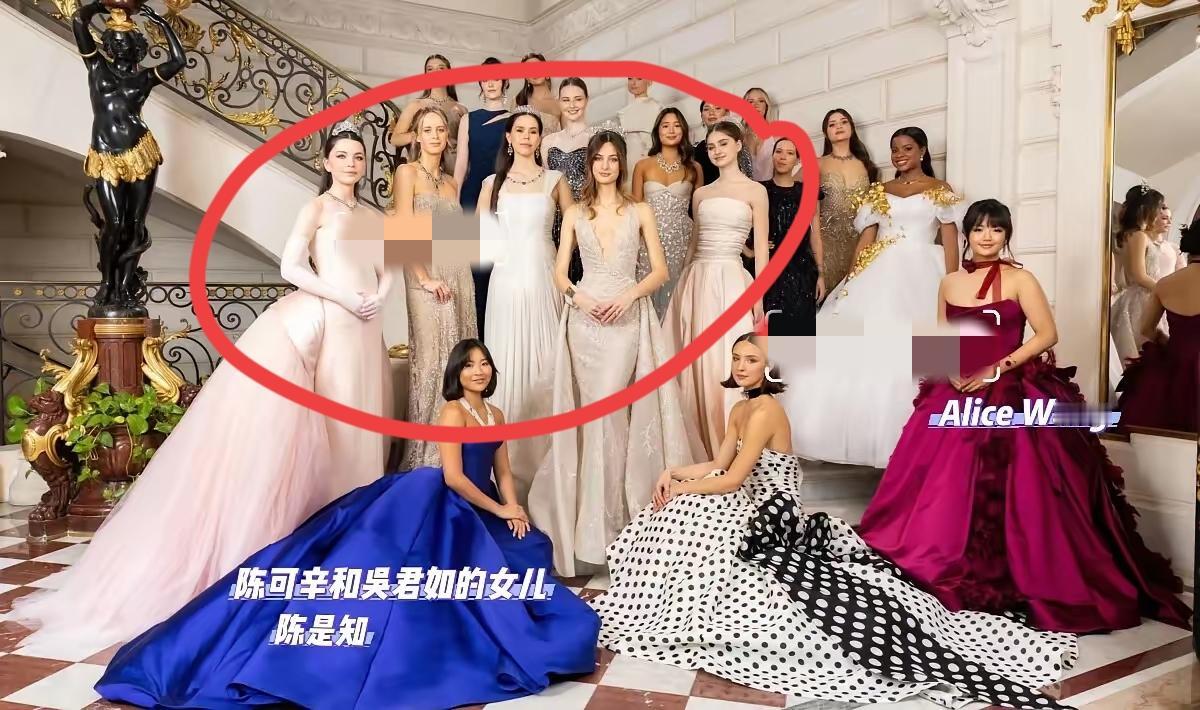 巴黎名媛舞会最后的大合照讲究得很，绝对不是临时起意随随便便拍摄的，每个位置都