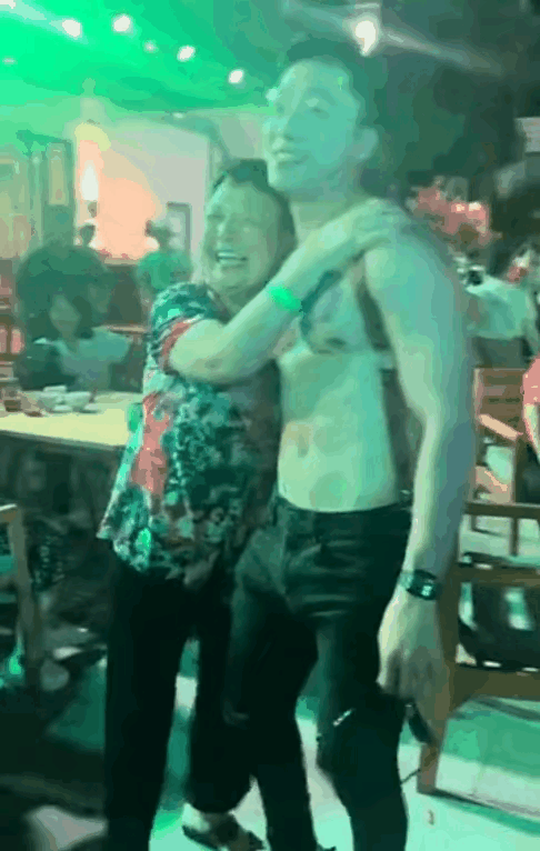 小伙子阿姨太喜欢你