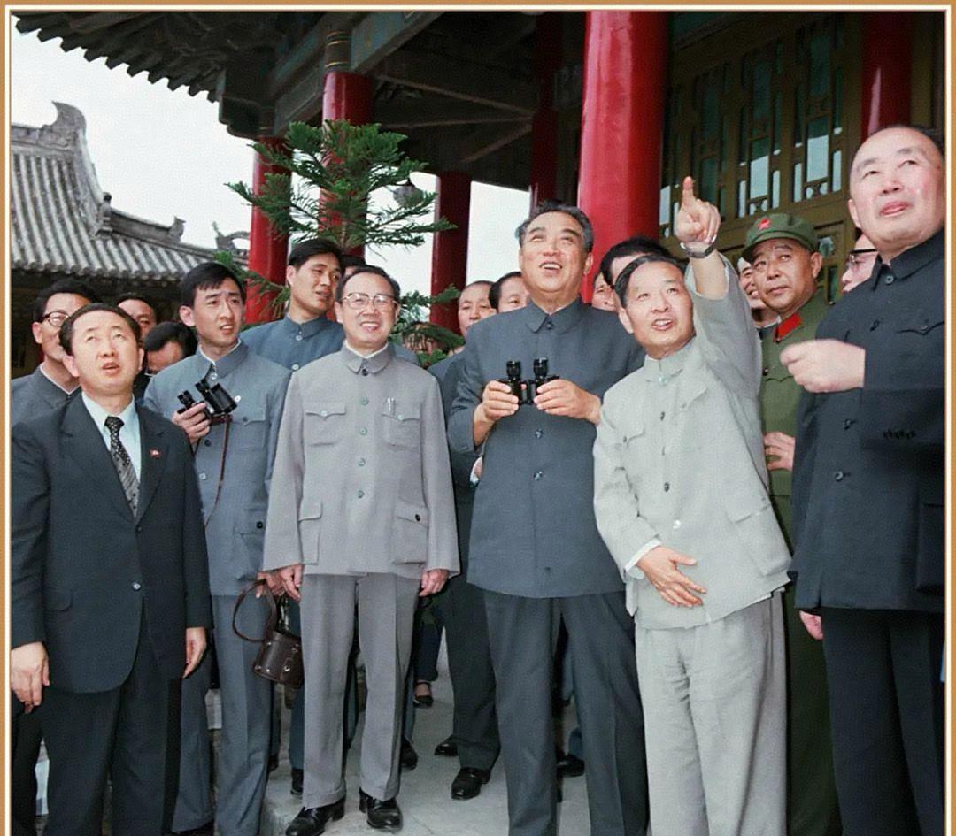 1982年9月，金日成应中国邀请对中国进行访问，期间前往陕西省会西安，参观了历史