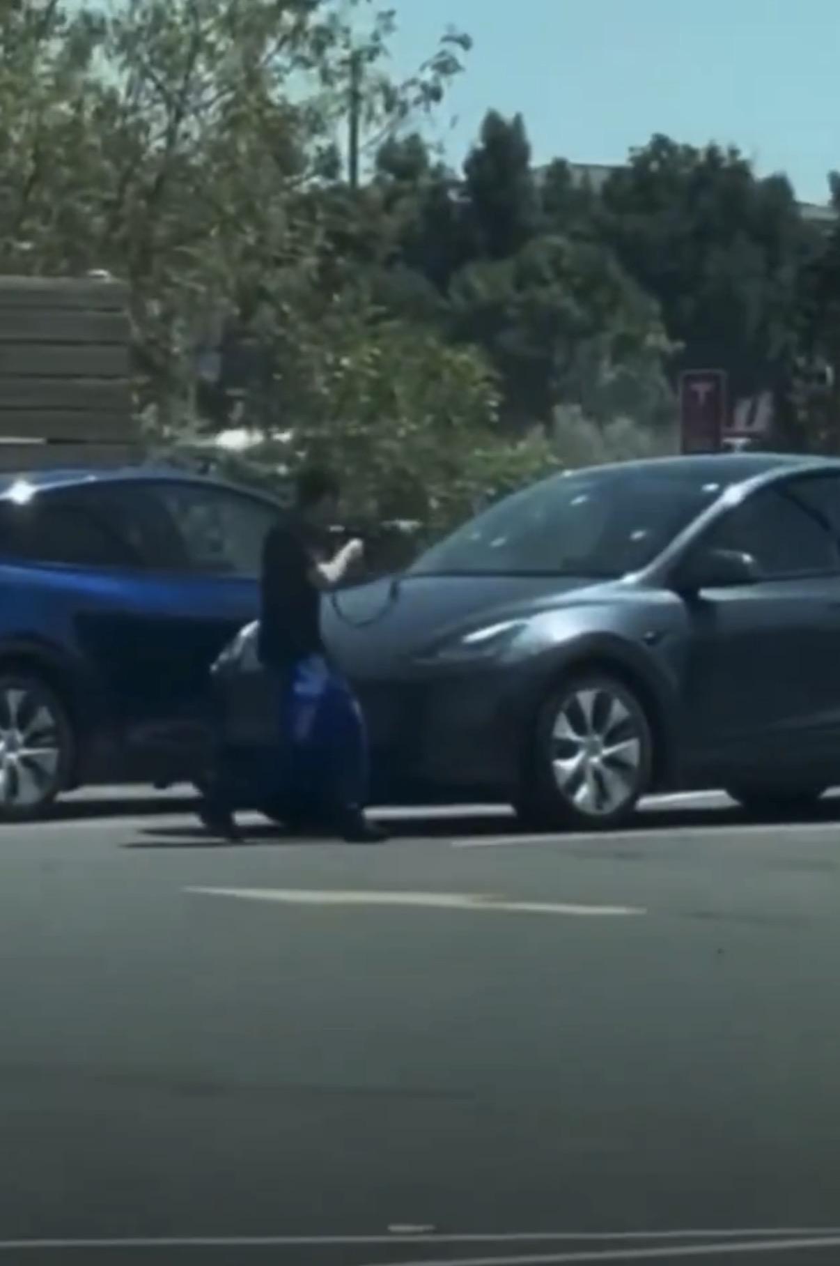 特斯拉汽车搞了个怪异的升级：充电时可以不拔枪直接开走!背后果然有惊悚故事!