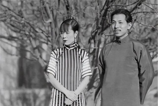 1916年，张学良娶了比自己大6岁的于凤至，洞房花烛夜，两人刚缠绵结束，于凤至趴