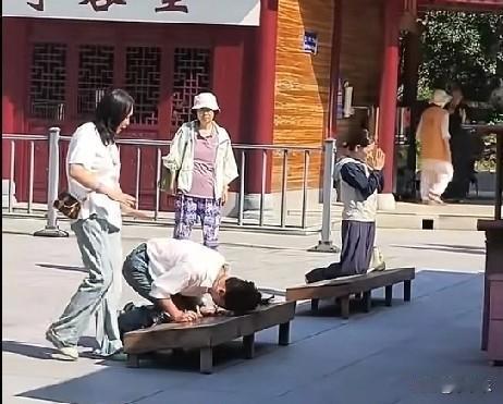 9月16日，安徽一女子在寺庙里一边痛哭一边使劲地磕着头，周围人见状，纷纷走上前对