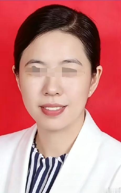 这位周女士虽然到了中年，但确实挺有风情。皮肤白皙、五官端正，写的一手好字。