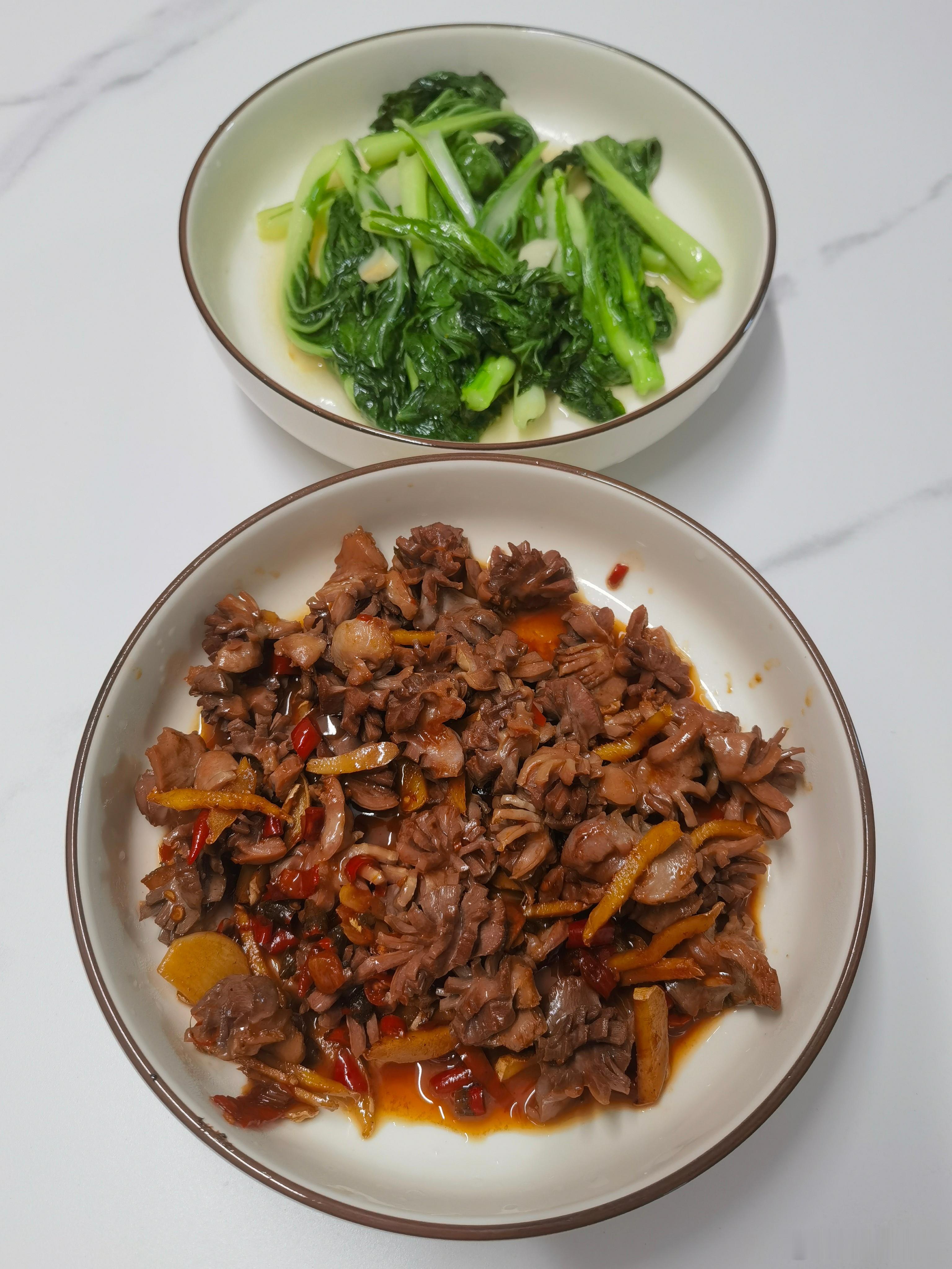 午餐：剁辣椒炒鸡胗+清炒菜心。牛马们要好好吃饭，才有力气搬砖～​​​