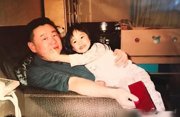 刘銮雄生日，他和吕丽君的女儿刘秀盈放出父女各自弹吉他的照片，深情表白继承了父亲艺