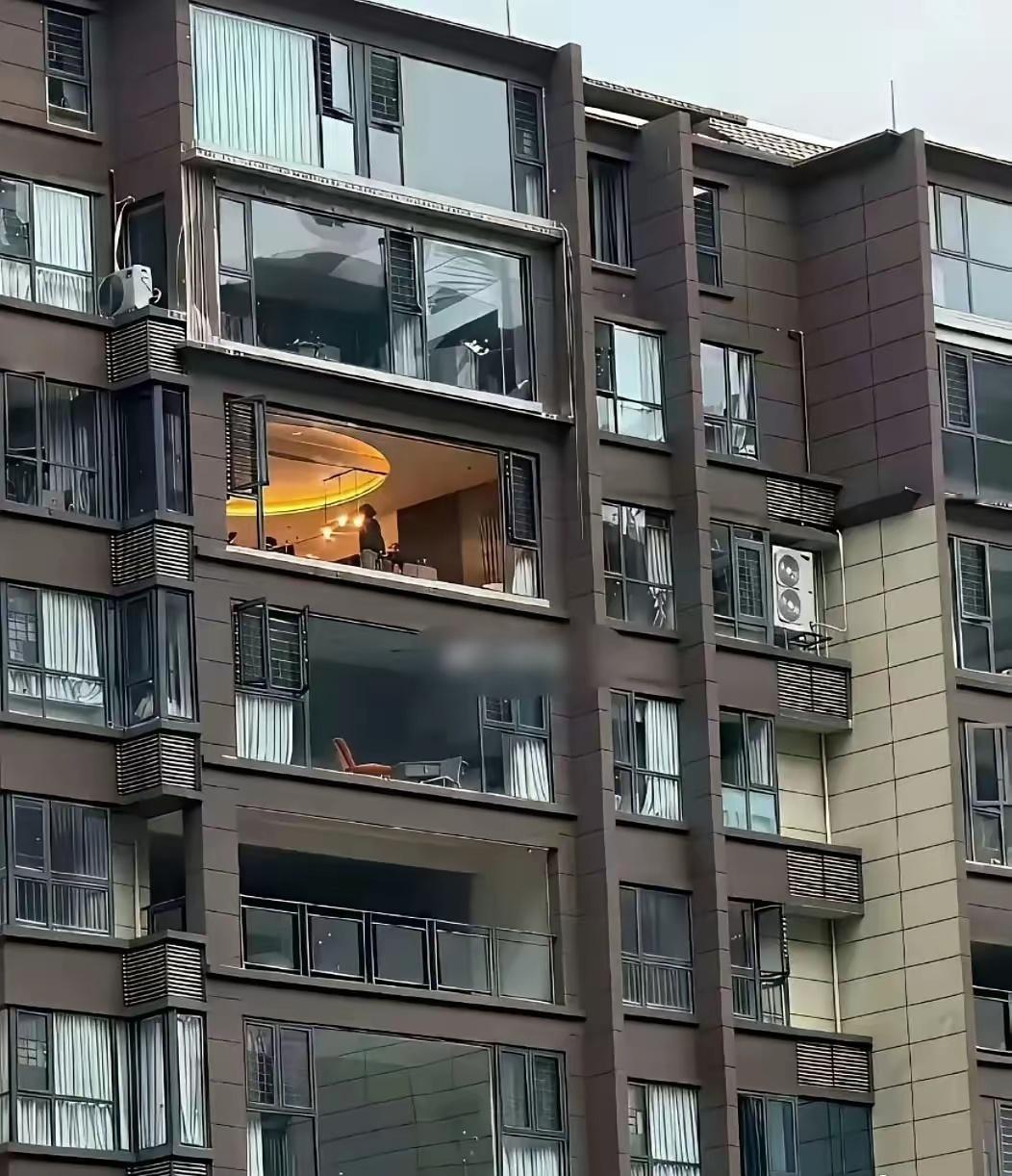 这就是不买大平层的原因吧，真的毫无隐私可言！