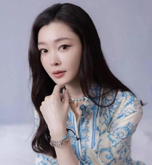 2015年，拍《伪装者》的时候，片场发生过一件挺轰动的真事儿。当时导演李雪突然就