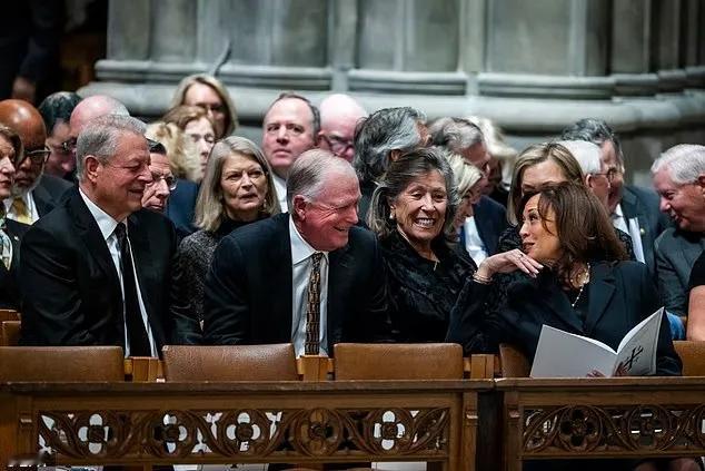 83岁的拜登出席葬礼，状态不错，看起来比以前精神了不少。西方的葬礼也是社交活动