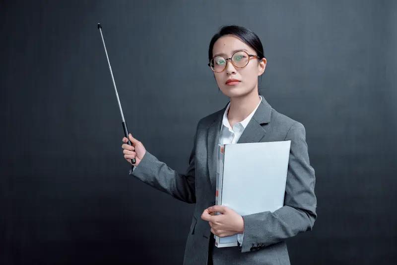 辽宁葫芦岛这事儿挺有意思哈。最近网传开学前当地不少小学让班主任和科任老师退出微信