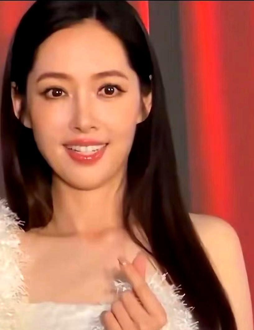 嫁入顶级豪门五年。她好像没什么“存在感”。最近的家庭视频，终于知道原因了。