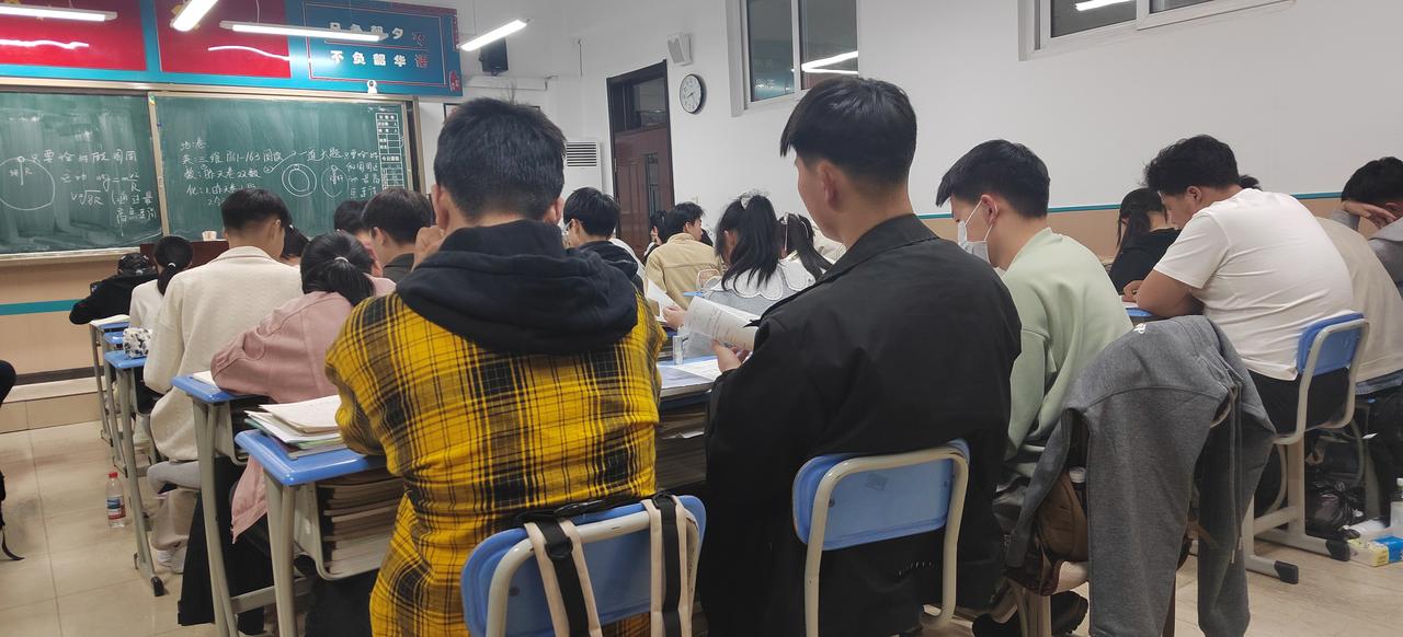 我也是老师，我谈谈天津赖老师指责学生家长的事件。家长打电话说：孩子说试卷发到他那