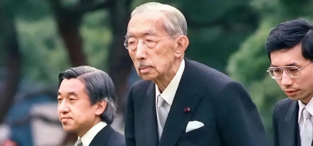 裕仁，二战头号战犯！二战结束后，裕仁多次前往欧美出访，在各类场合鞠躬行礼表示歉意