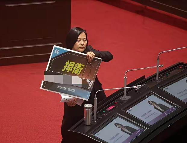 李贞秀现在几乎落到了“三不管”的境地，在4月7日，台行政机构负责人卓荣泰直接拒绝