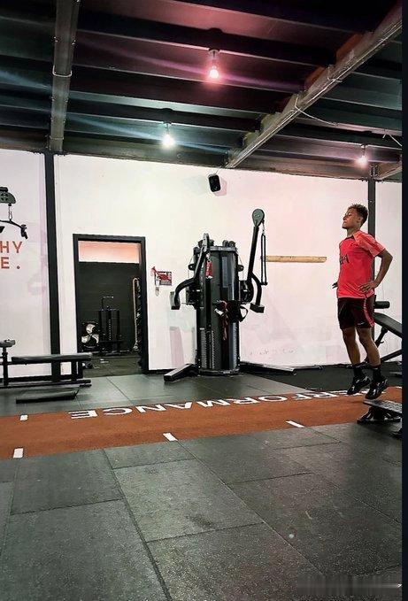 青训的霍尔姆身穿利物浦训练球衣进行训练霍尔姆是一名前锋，近期离开沙姆洛克流浪者队