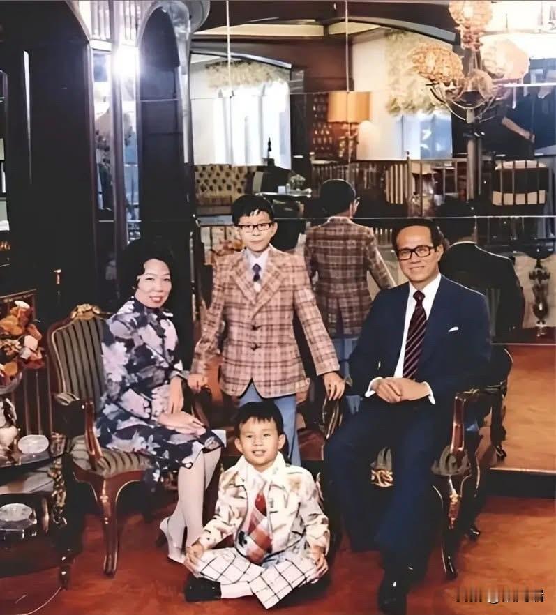 1976年，香港，李嘉诚的全家福合影，他和妻子庄月明坐在椅子上，两个儿子一站一坐