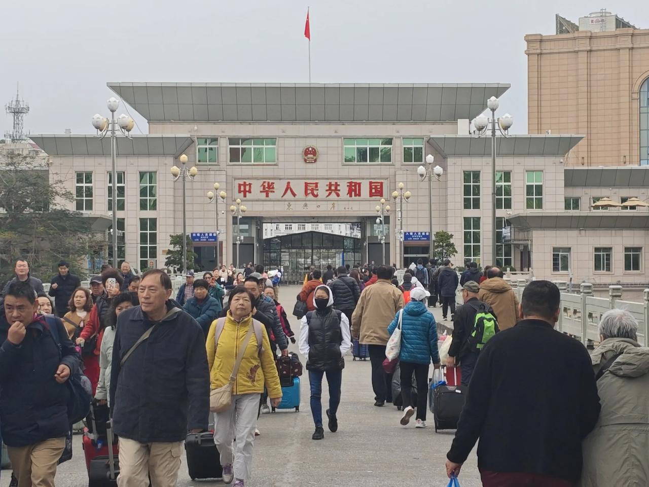 废除三六九等不合理的养老金制度，提低稳中控高，是当前的重中之重随着“十五五