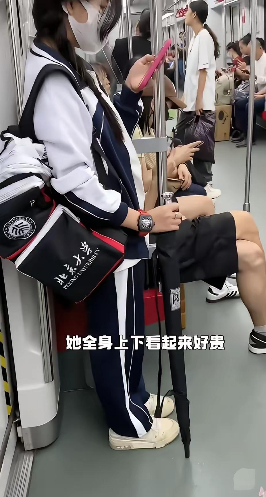 这一身的衣服，鞋子，书包，手表，每一样感觉都非常的昂贵！一般家庭真心买不起！不知