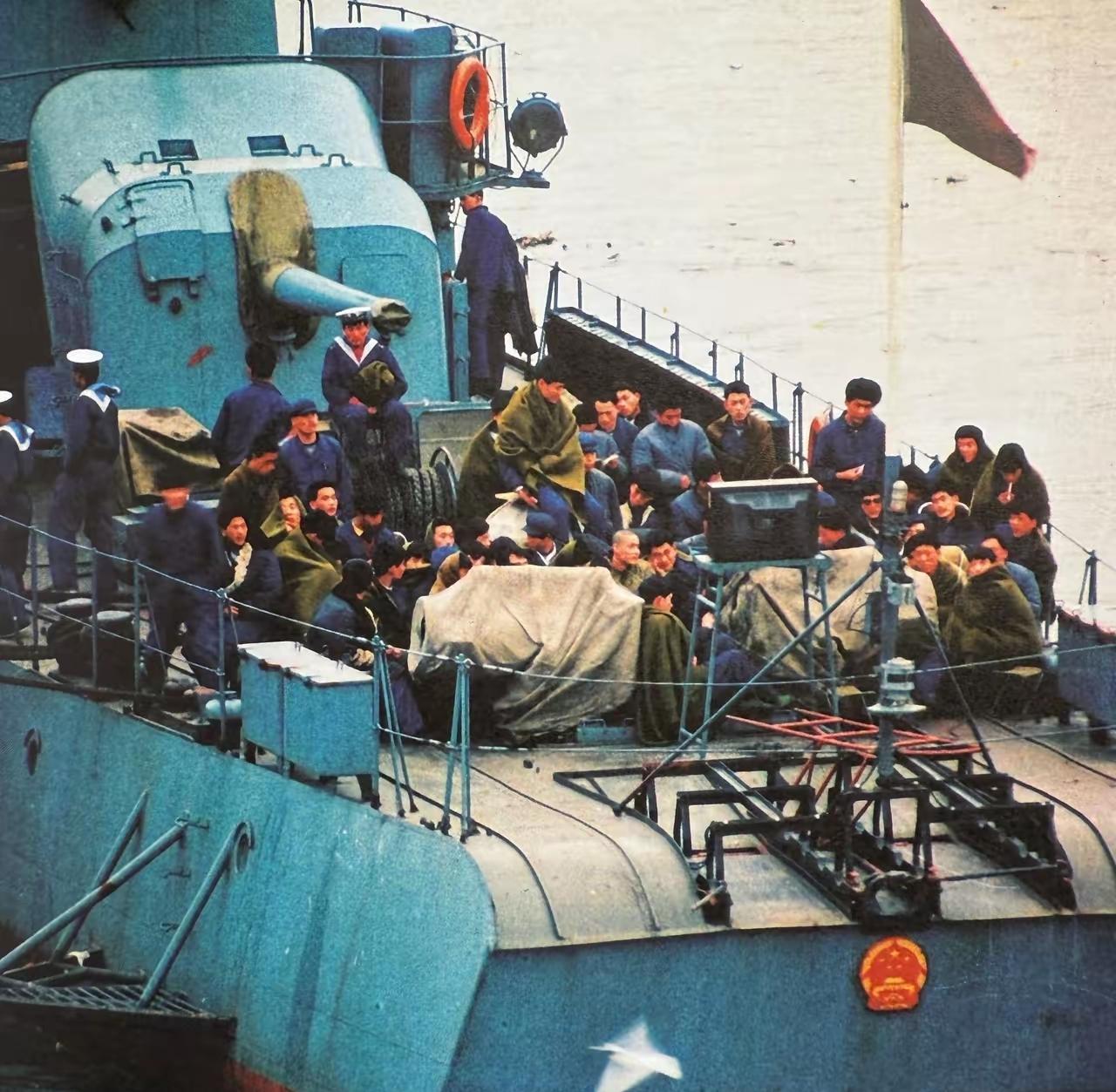 当年人民海军北海舰队装备的“四大金刚”-07型导弹驱逐舰之一。画面显示的应该是官