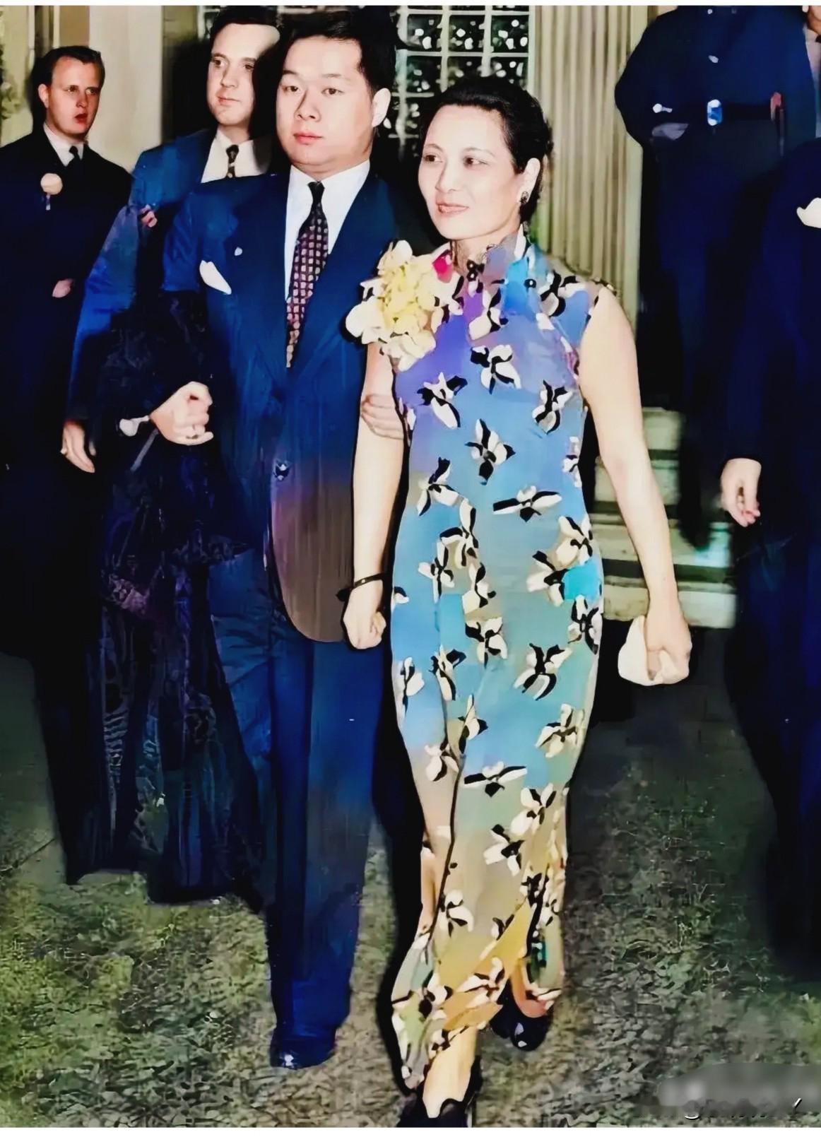 这是宋美龄和她的外甥孔令侃在美国出席活动时的一张老照片，拍摄于上世纪1943年。