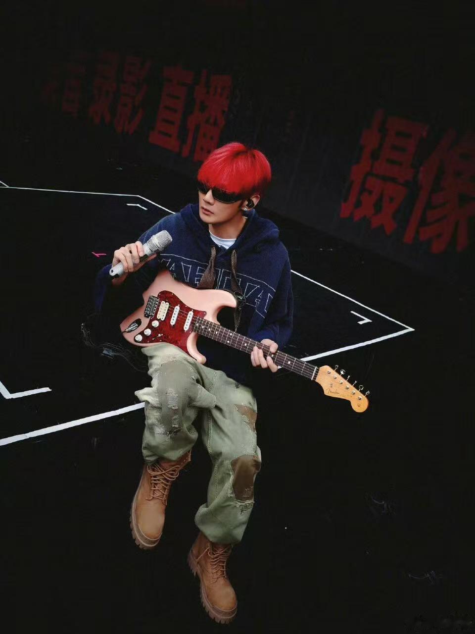 李荣浩换造型师了谁能拒绝抱着粉色吉他的李荣浩？新造型把摇滚与温柔揉得恰到好处，
