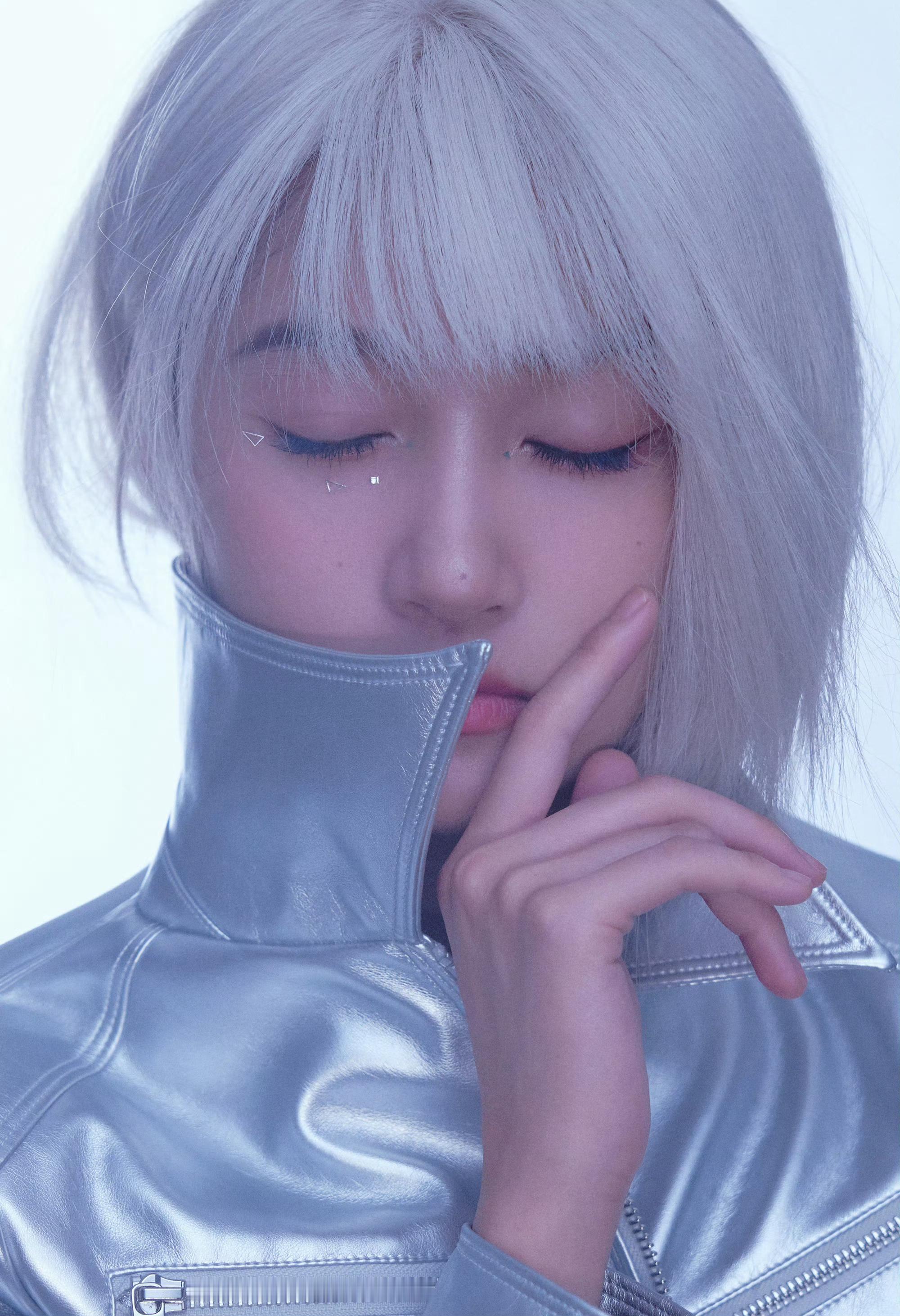 关晓彤我的星际文女主看到这组造型真的被惊艳到了，关晓彤高挑的身形和清冷的面容完