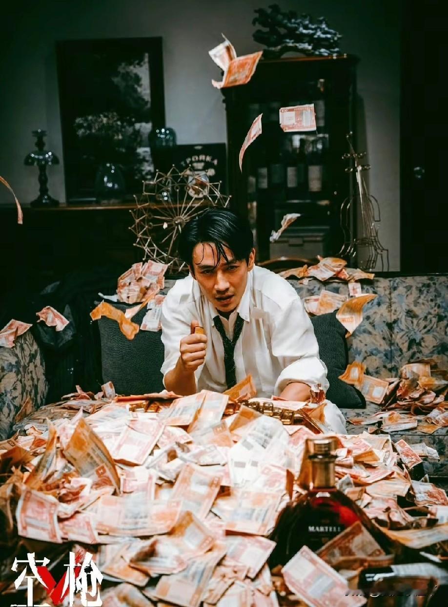 李施嬅大赞朱一龙演技：又一个影帝来了！《空枪》开映，朱一龙的万梓强火出圈！