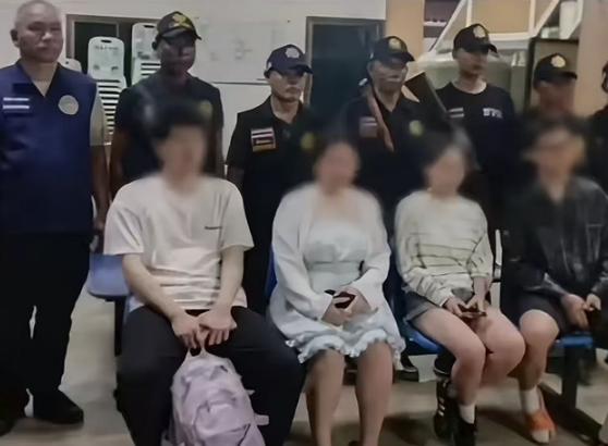 在犹豫就要被卖到缅甸了，果然百足之虫死而不僵！两男两女在泰缅边境的500米处惊