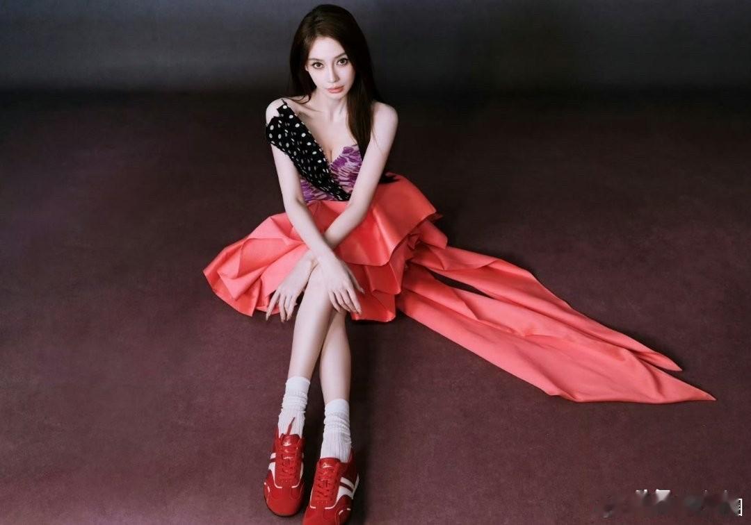 Angelababy作为红蜻蜓代言人，身穿RVDK2024秋冬高定紫色礼服亮相