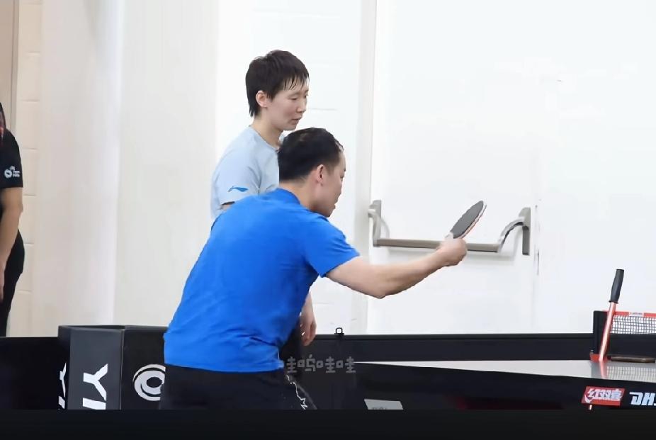 任浩教练手把手抠细节，王曼昱新加坡大满贯全力冲！💪在WTT新加坡大满贯的