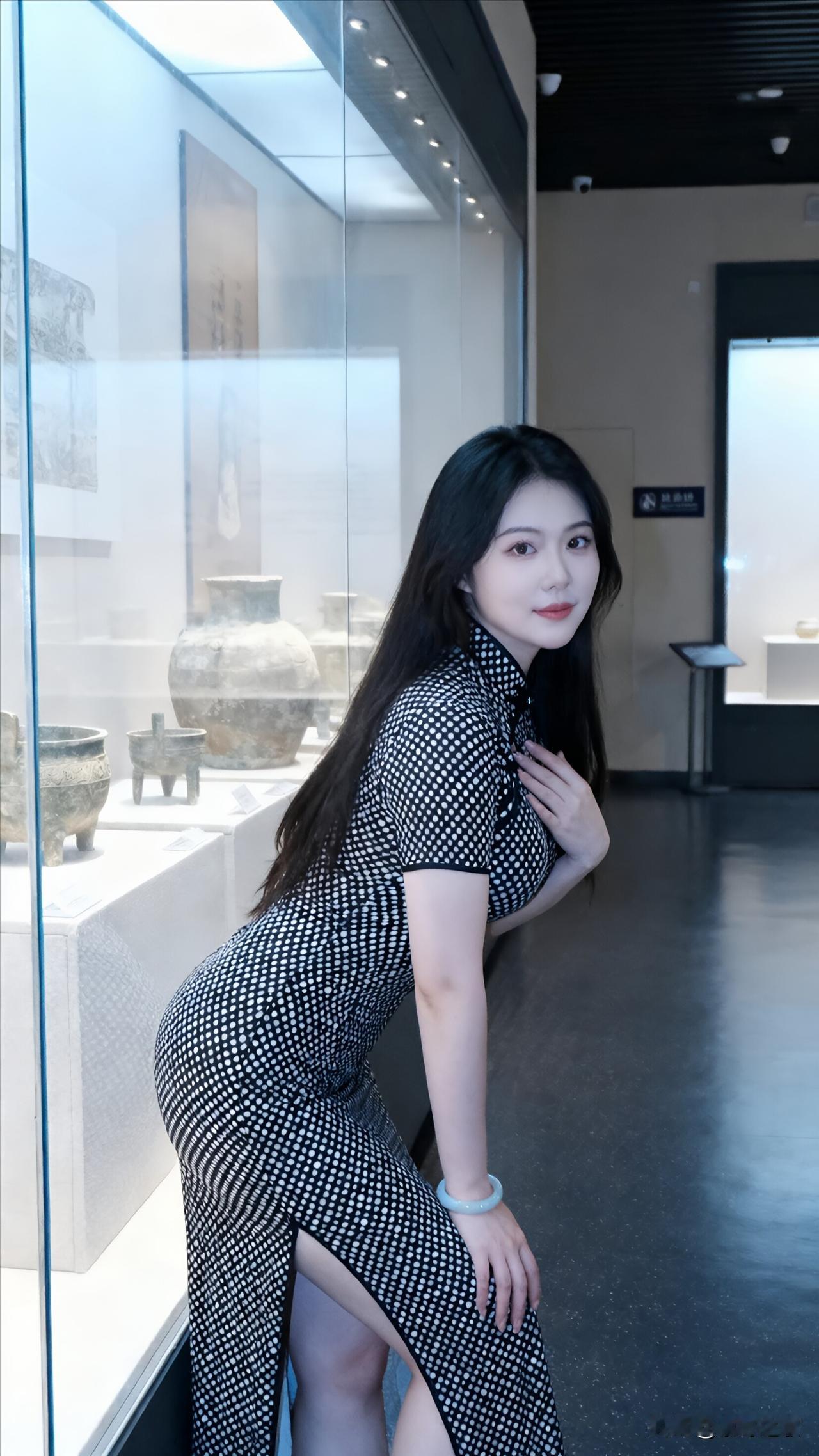 穿旗袍去博物馆，被大爷拦下：姑娘，你比文物还抢眼昨天穿这身旗袍去省博，刚进门