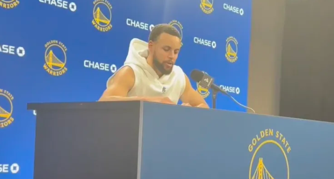 NBA常规赛，勇士120-97击败魔术。赛后勇士球员斯蒂芬-库里接受了记者采访