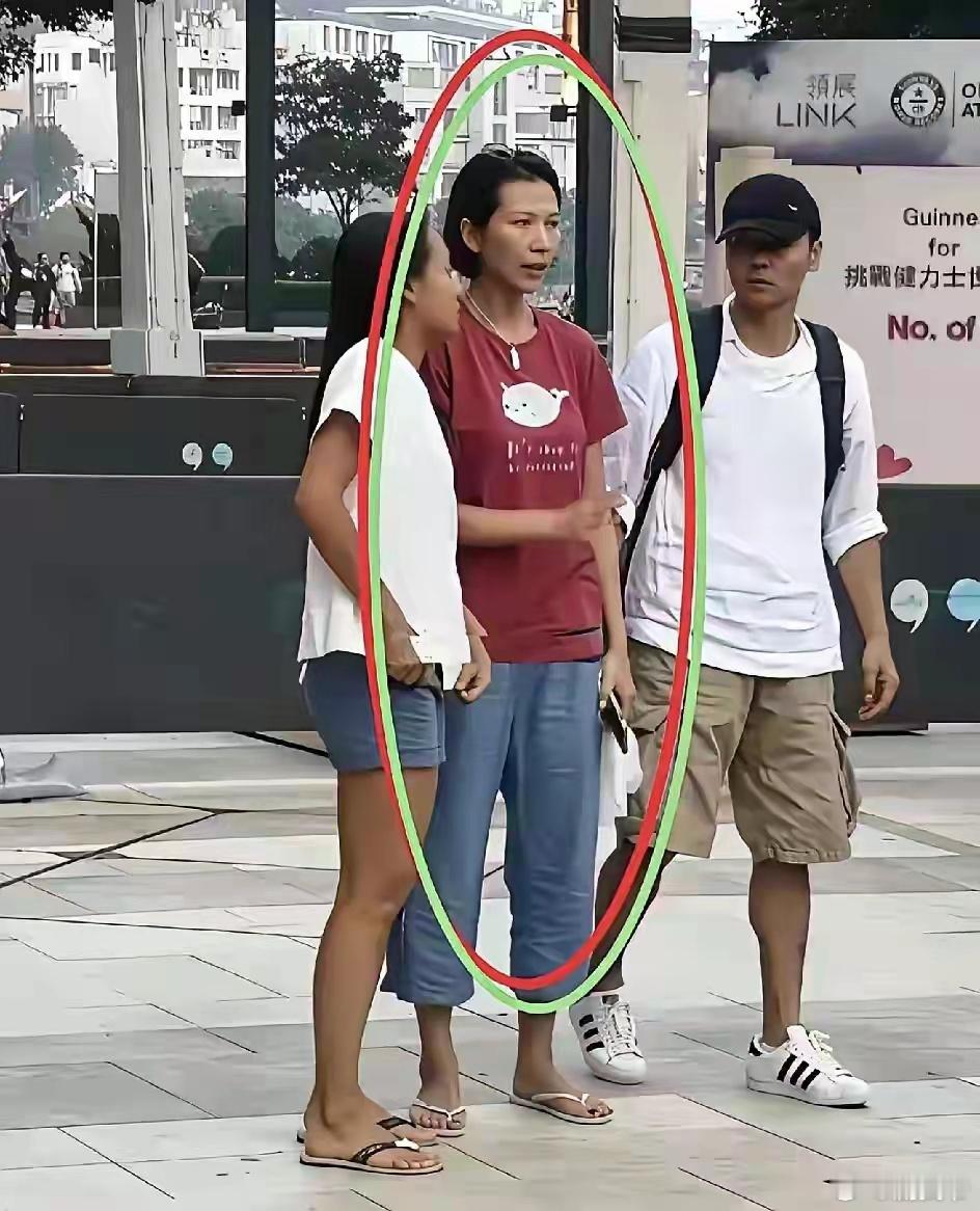 蔡少芬张晋这穿搭够接地气吧！​​​