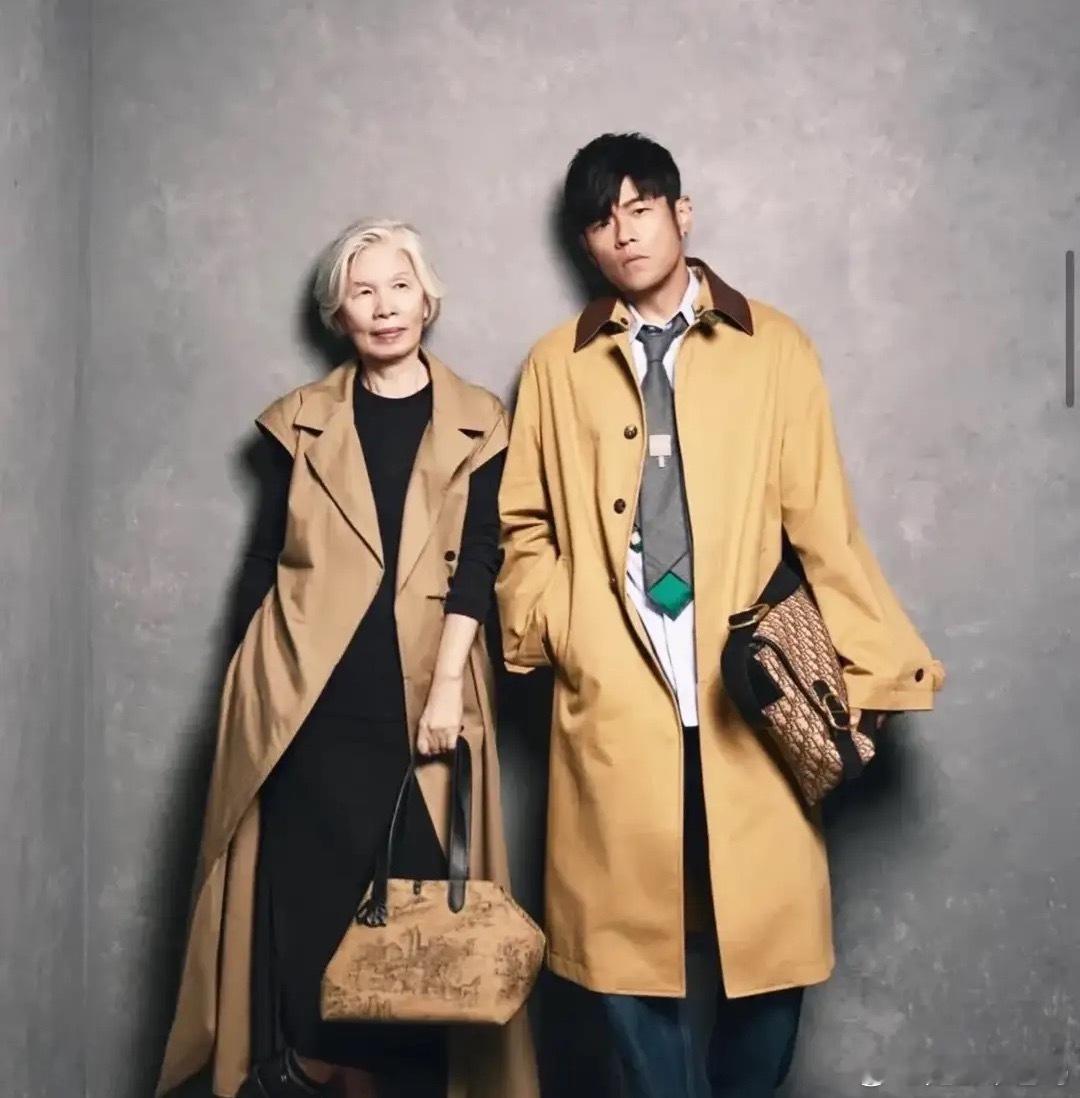 周杰伦称与妈妈拍杂志纯属意外，夸赞妈妈一直有很棒的风格！