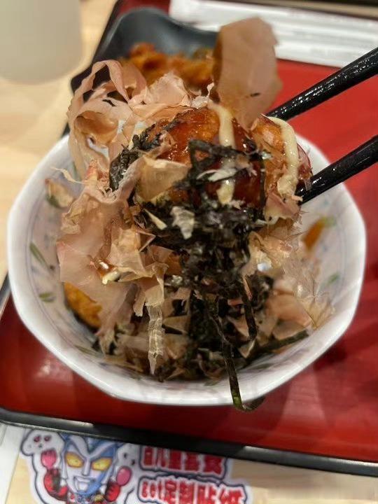 和闺蜜逛街逛累了，一起在食其家吃了顿饭，两人都觉得好满足。我吃的鳗鱼丼，闺蜜吃的