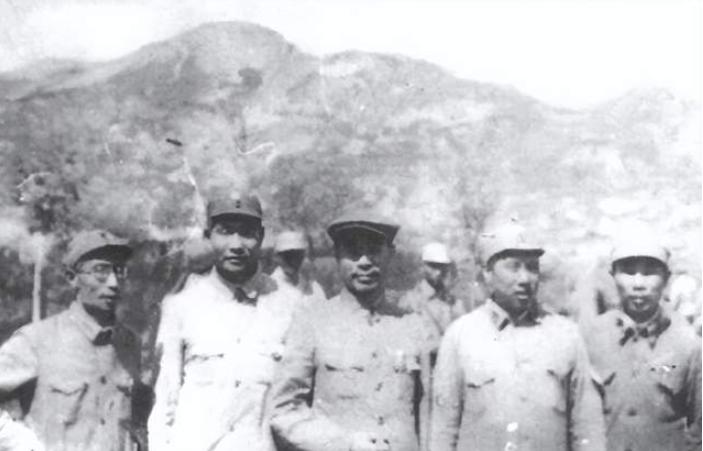 抗战时期，周恩来等与联防军领导人在延安留影。左起：傅钟、肖劲光、周恩来、甘泗淇、