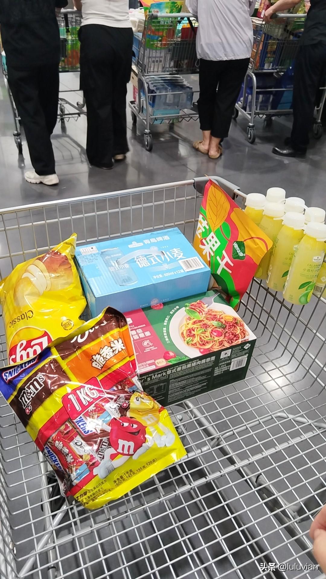 年纪太小的还不太会花钱，估计家长也不会给太多零花钱;年纪太大的讲究经济实惠，不舍